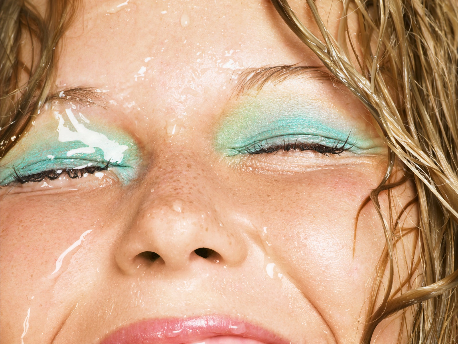 7 Gentle Ways to Remove Waterproof Mascara