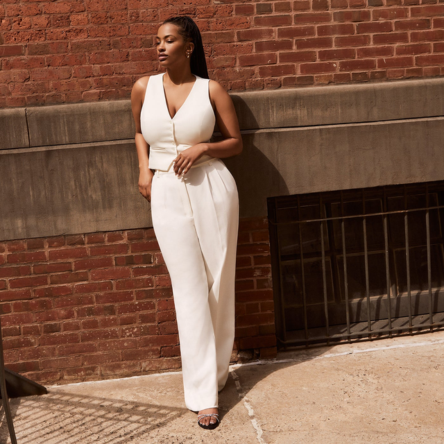 7 Picture-Perfect Engagement Photo Outfit Ideas For the Newly Engaged